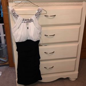 BLACK AND WHITE SEMI DRESS